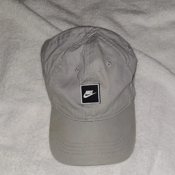 Nike Light Gray Cap with Logo - Picture 2 of 4